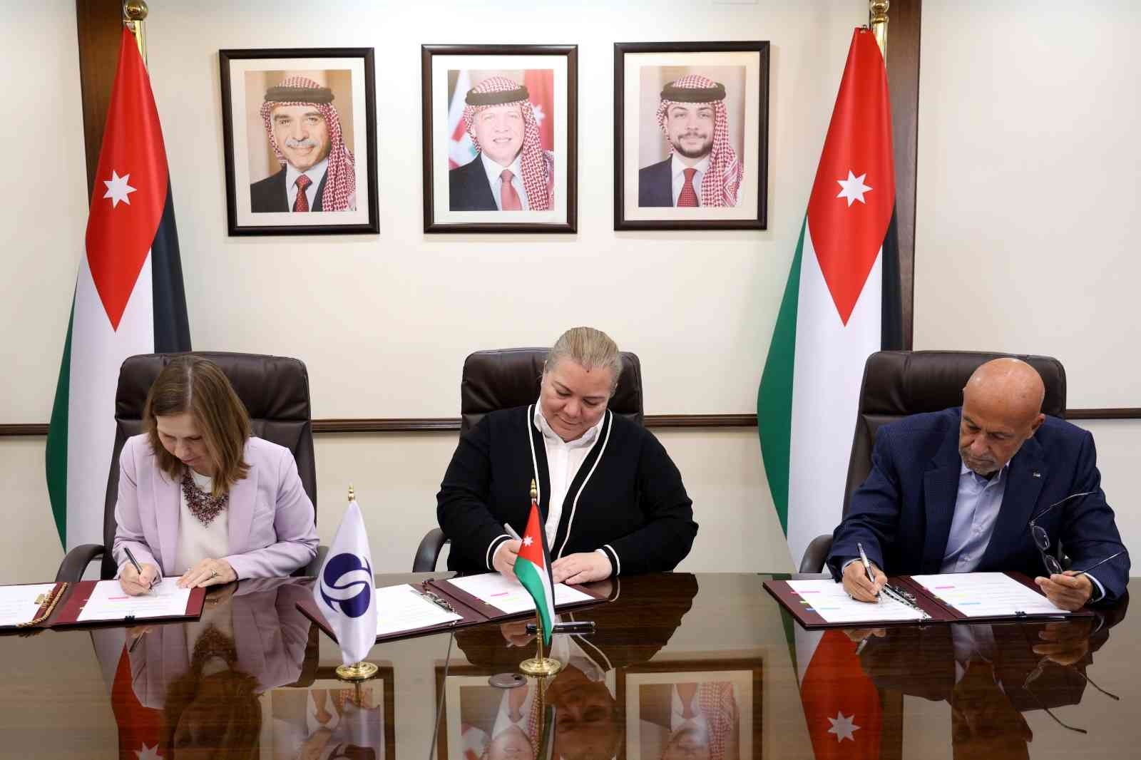 صوره-_وزارة_التخطيط_والتعاون_الدولي_والبنك_الأوروبي_لإعادة_الإعمار_والتنمية_يوقعان_-_Copy